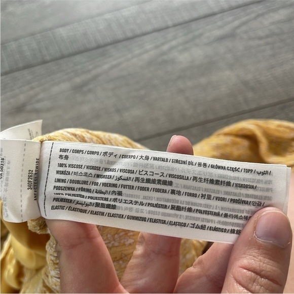 Hollister Size Small Yellow Floral Bohemian Style Top. - Picture 4 of 8